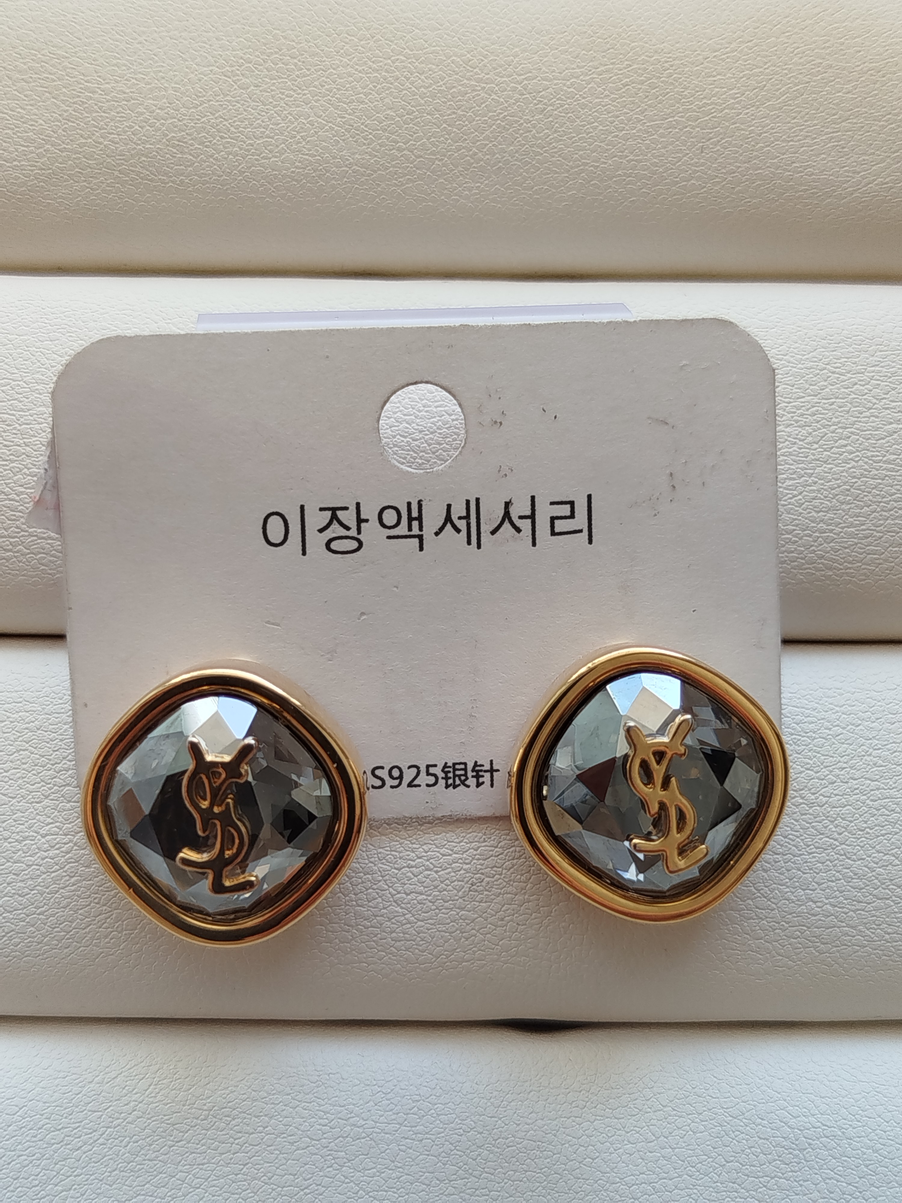 گوشواره کریستالی دودی دور طلایی طرح لویی ویتون کد 76