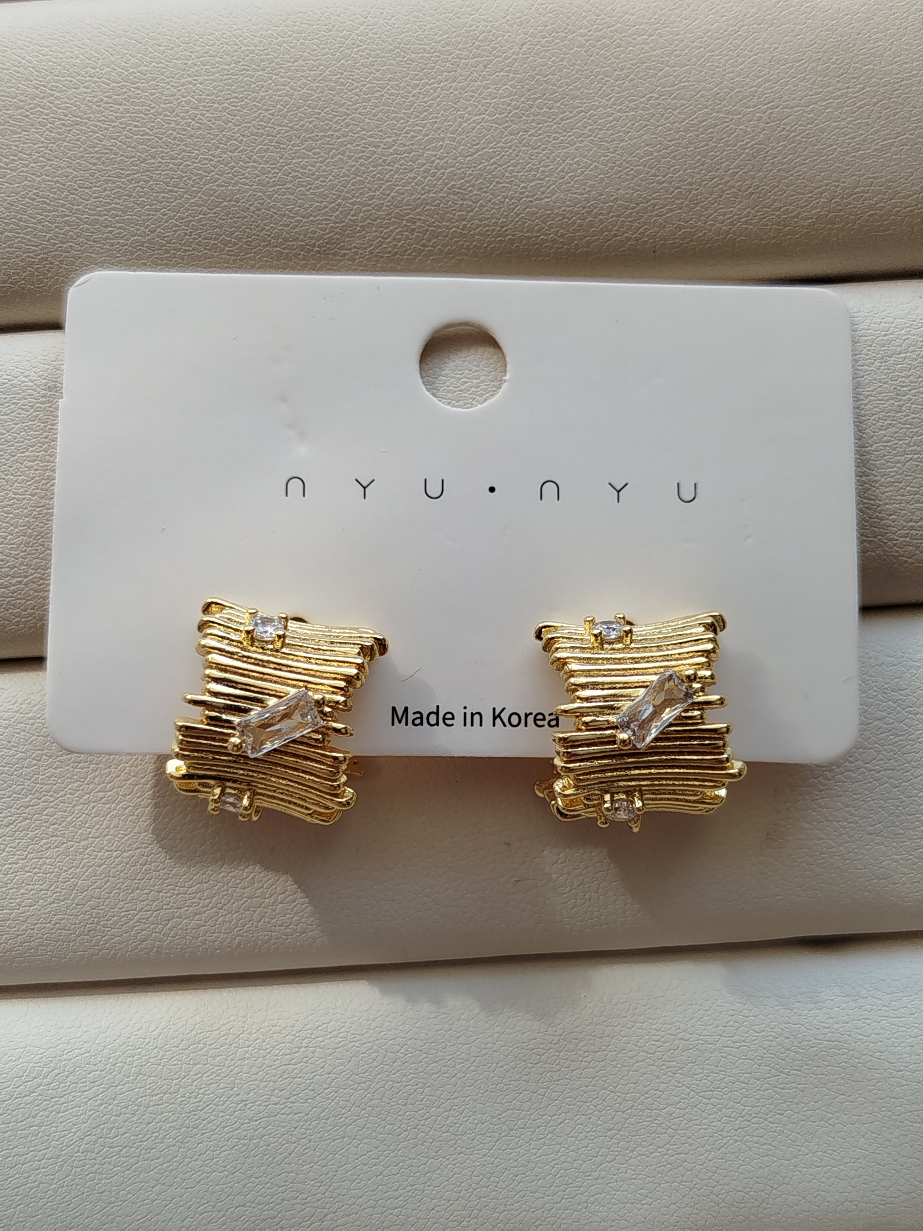 گوشواره میخی نگین دار طرح کرکره ای کد 77