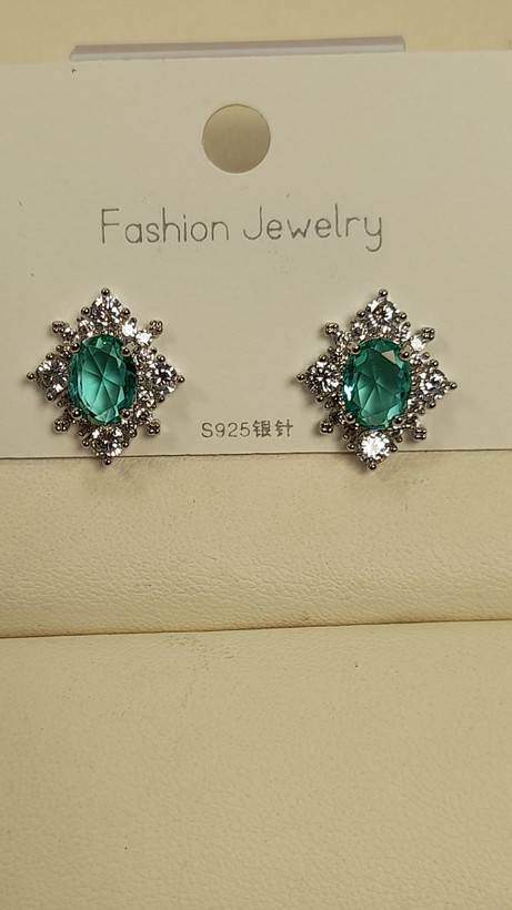 گوشواربه نگین بیضی سبز کد 119