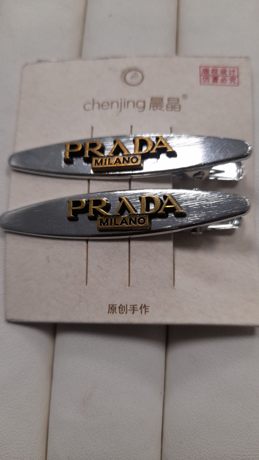 گل سر انبری فلزی رنگ استیل  PRADA بسته 2 عددی کد 7